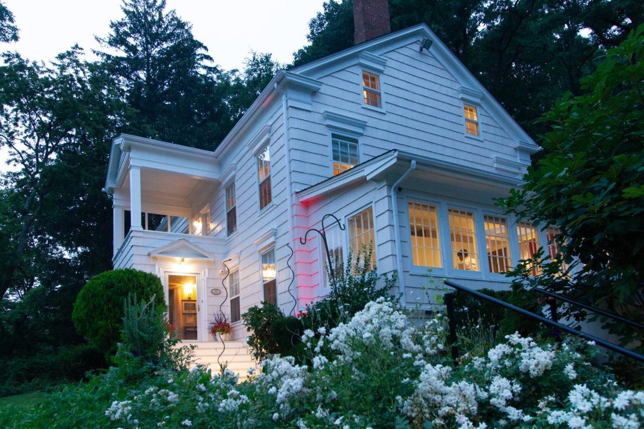 Отель The Harbor Rose Bed & Breakfast Cold Spring Harbor Экстерьер фото